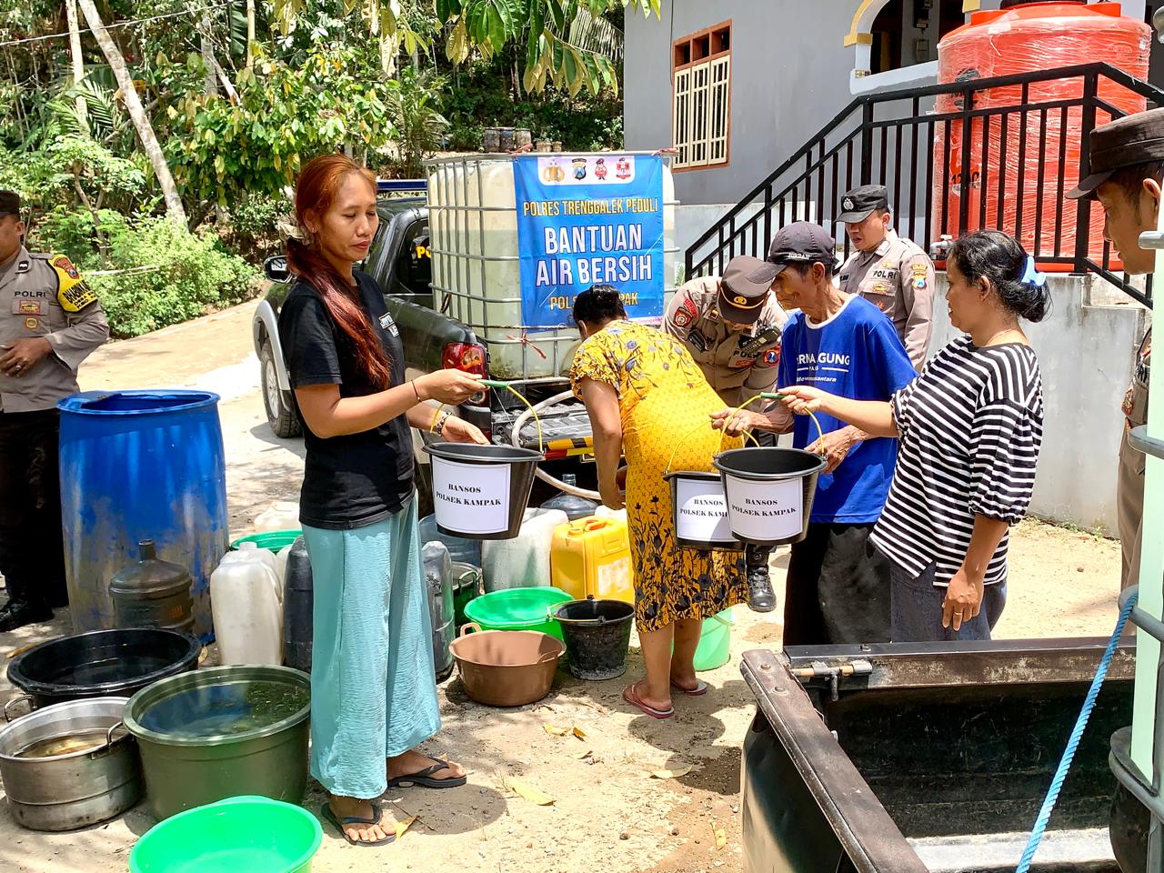 Tak Hanya Distribusikan Air Bersih, Patroli Genthong Polisi Juga Berbagi Ember Gratis di Trenggalek