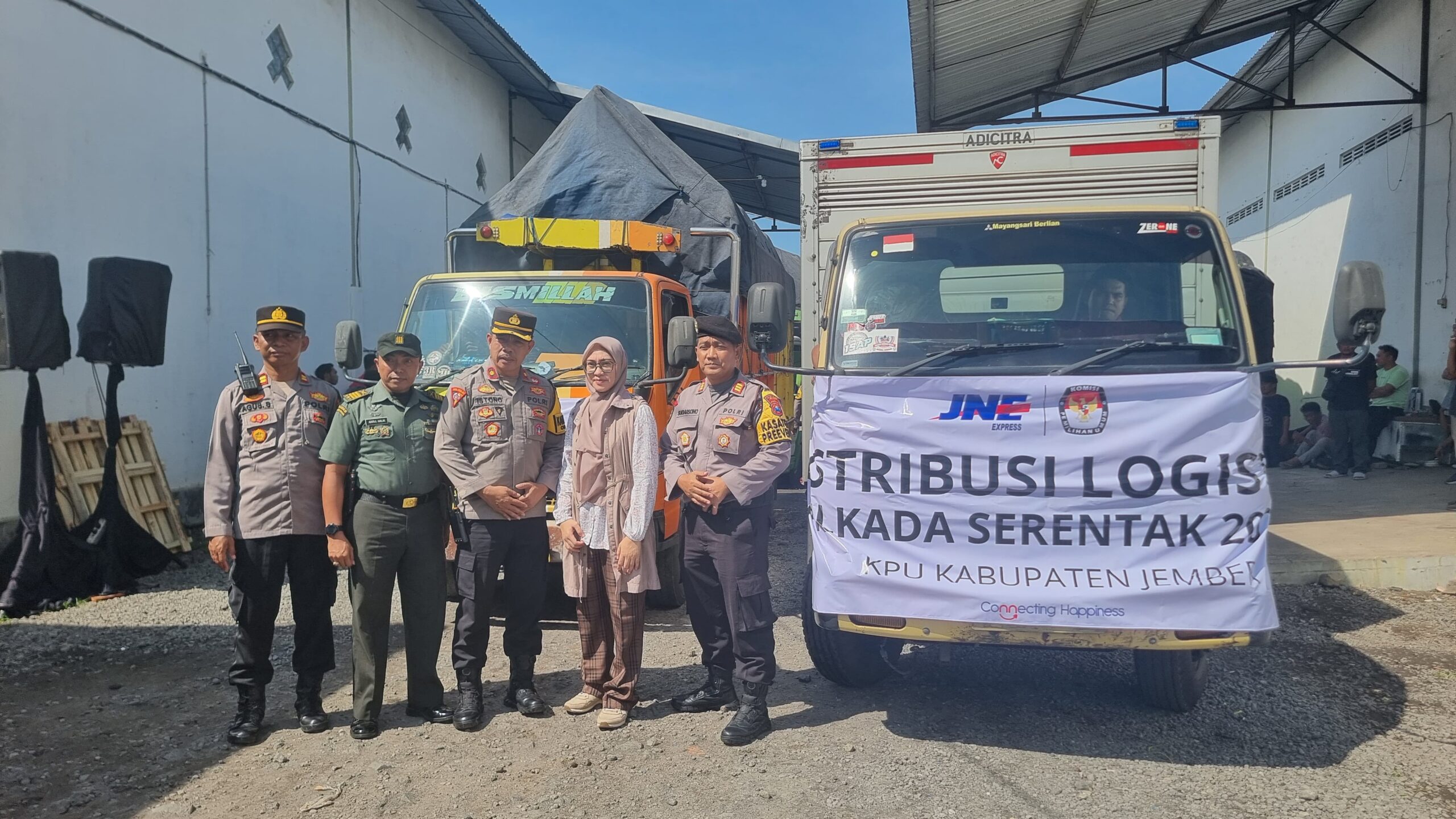 Polisi Kawal Pendistribusian Logistik Pilkada 2024 di Jember