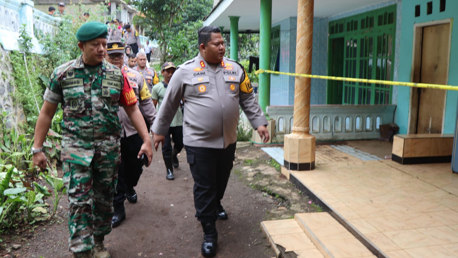 Polres Pasuruan Salurkan Bantuan untuk Korban Pergeseran Tanah di Purwodadi