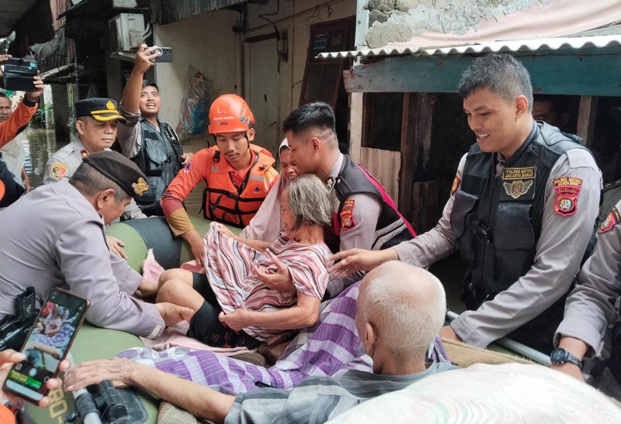 Polisi Evakuasi Lansia Korban Terdampak Banjir di Cengkareng