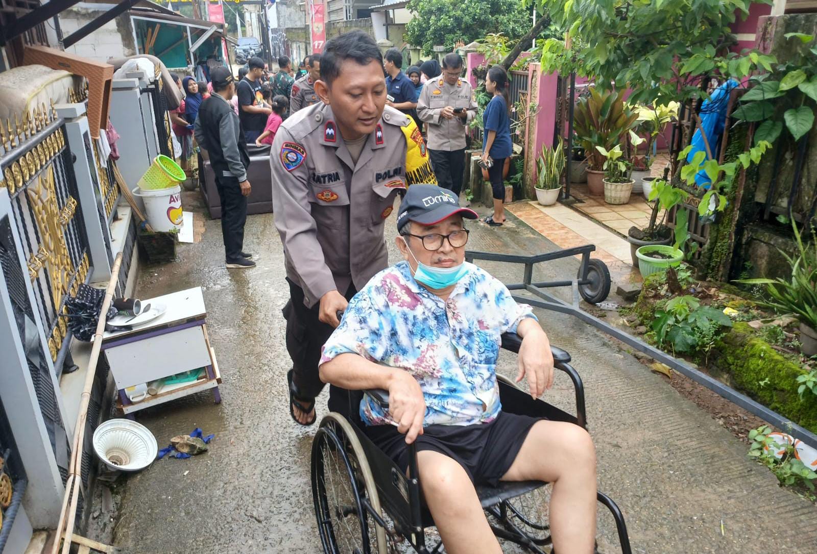 TNI-Polri Bantu Evakuasi Korban Banjir 1,5 Meter yang Mau Cuci Darah