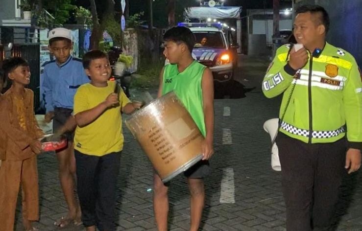 Polres Pasuruan Dampingi Warga Patrol Sahur Cegah Tawuran