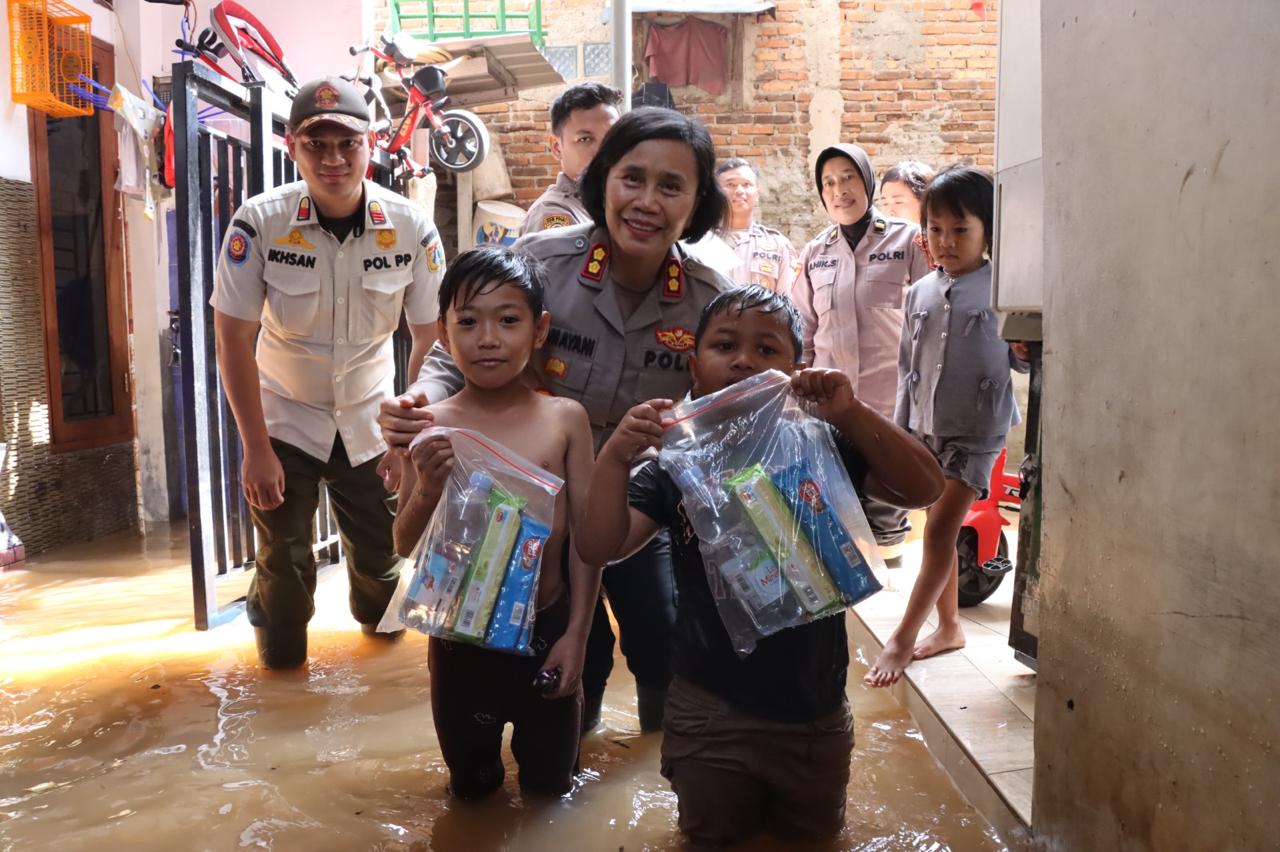 Polwan Terjun ke Kebon Jeruk, Serahkan Snack hingga Sembako ke Warga Terdampak Banjir