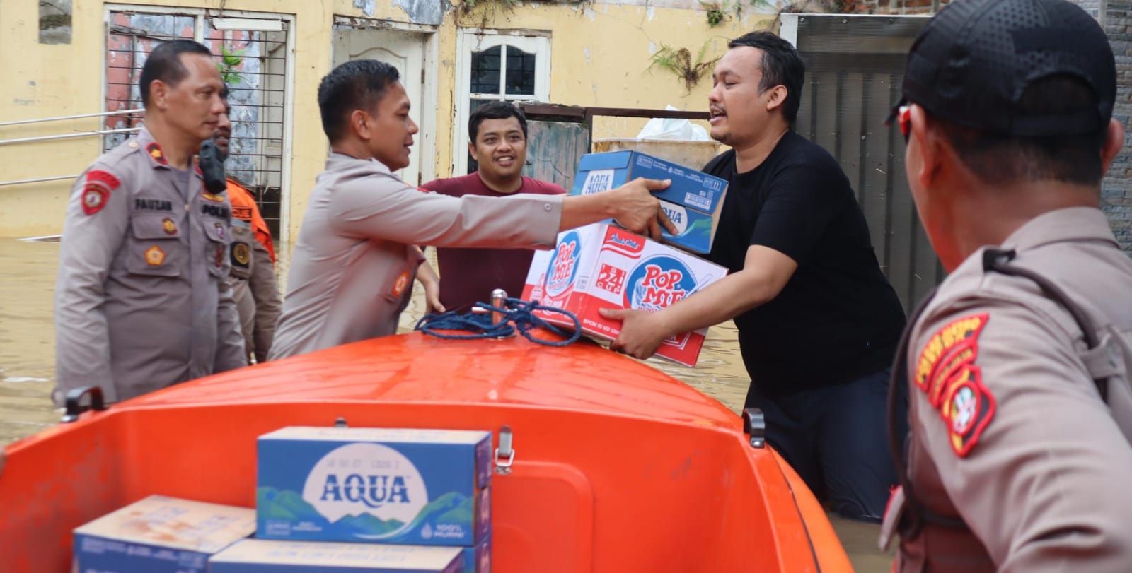 Polri-TNI Bagikan Makanan ke Warga Terdampak Banjir di Sawangan, Depok