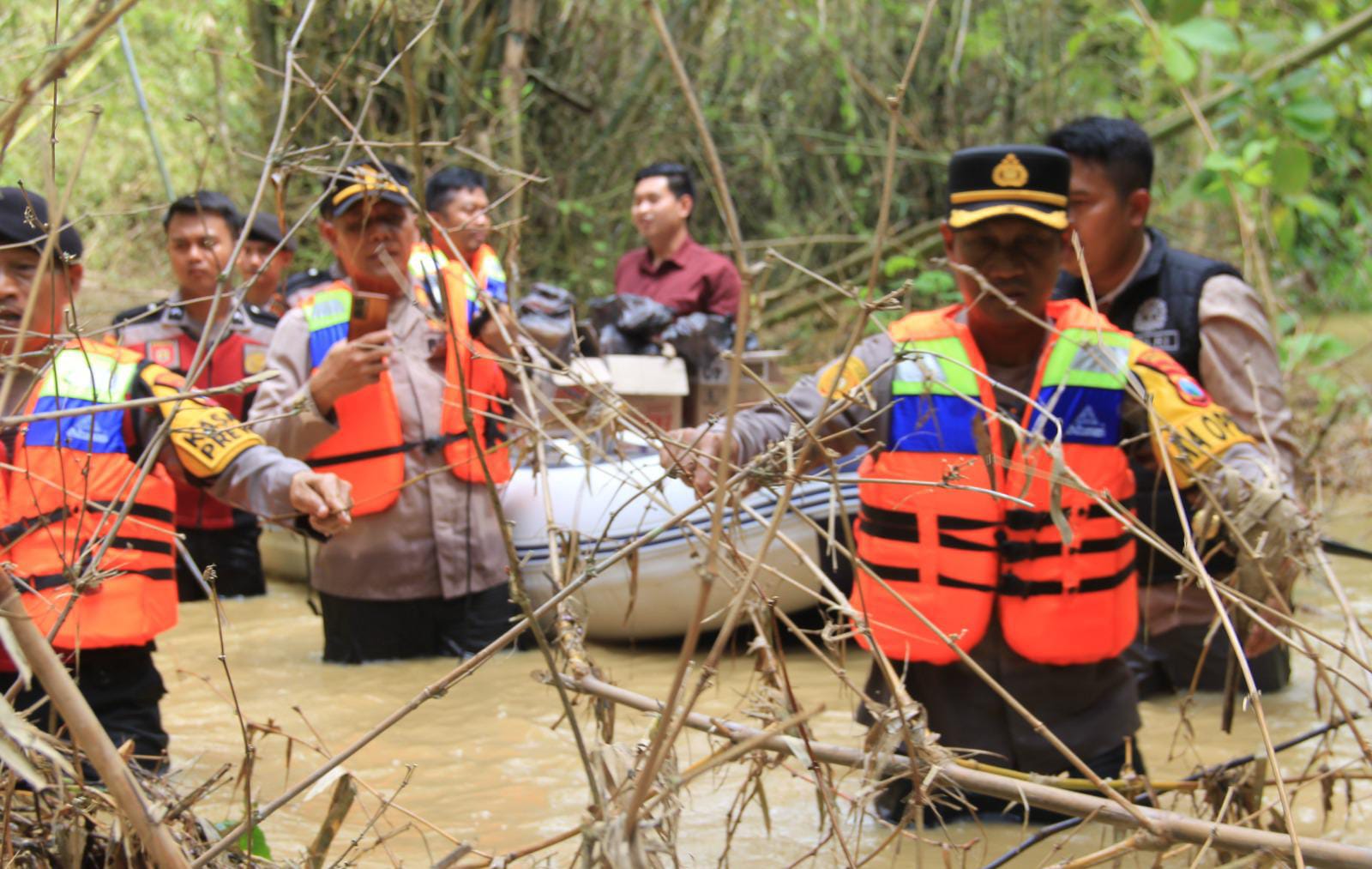 Polres Sampang Beri Bantuan Korban Banjir Dampak Luapan Sungai Kamuning