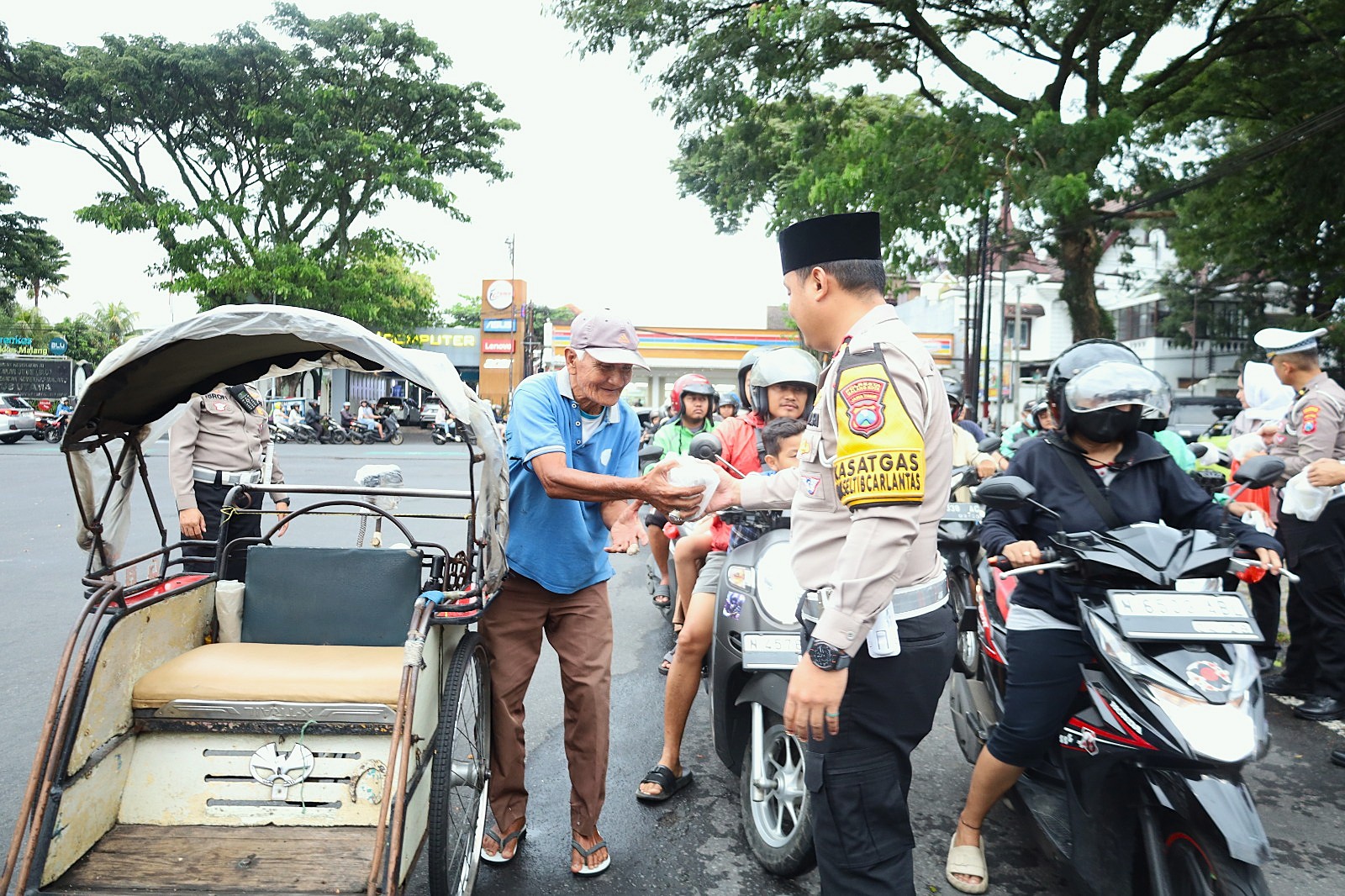 Satlantas Polresta Malang Kota Bagikan Ratusan Takjil Gratis Tiap Hari, Tingkakan Kamseltibcarlantas