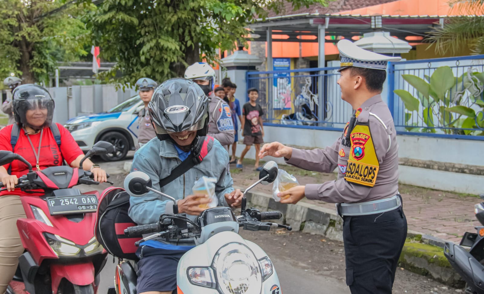 Polres Jember Himbau Masyarakat Tertib Lalu Lintas di Bulan Ramadhan Dengan Berbagi Takjil