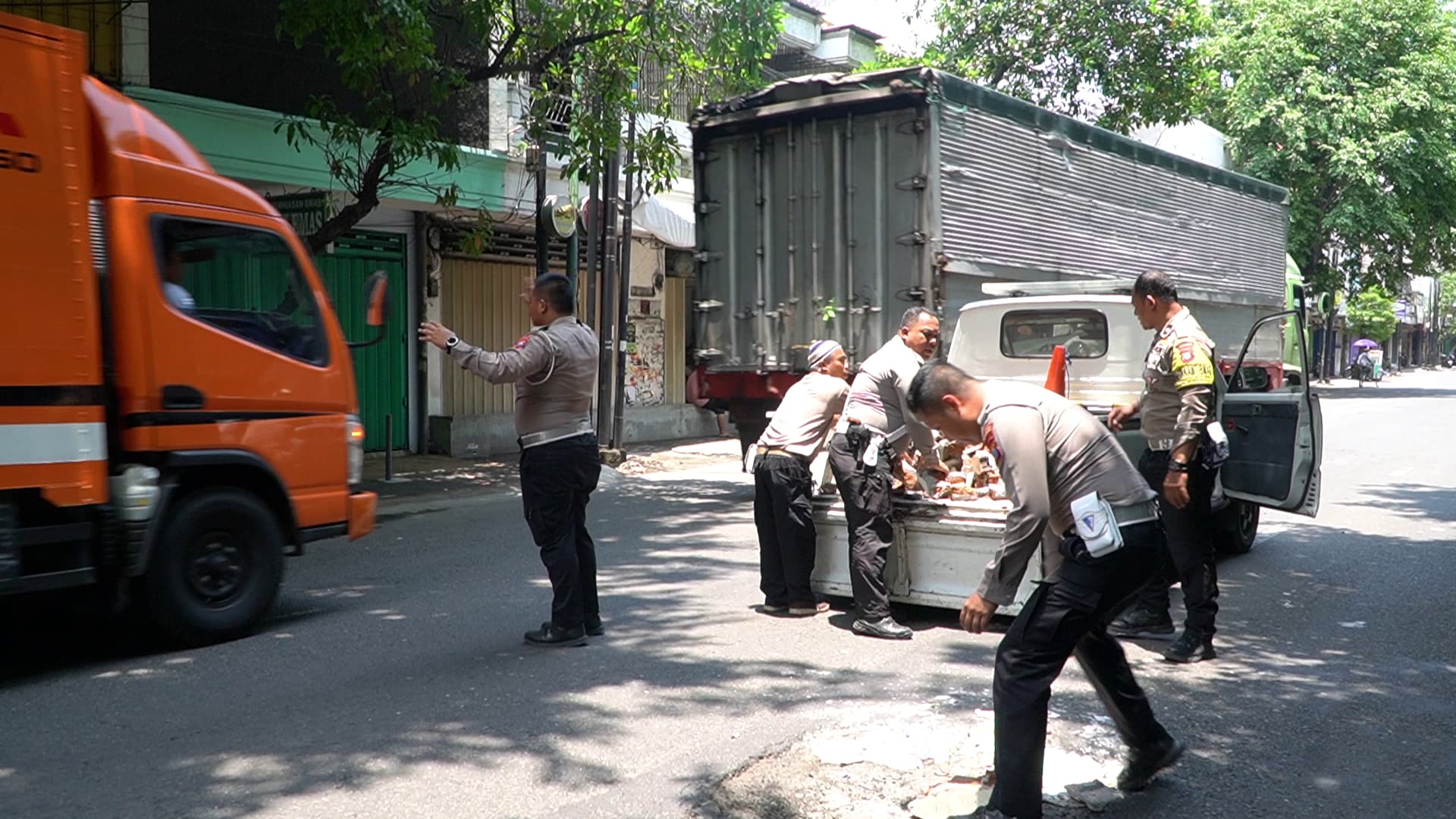 Cegah Laka Lantas, Polisi Tambal Jalan Berlubang di Pasuruan yang Tak Kunjung Diperbaiki