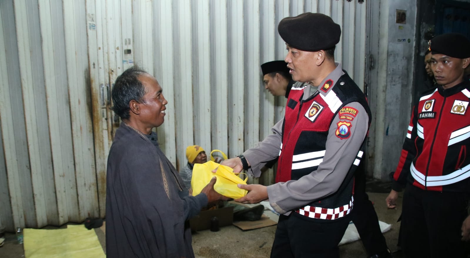 Sahur On The Road, Polresta Malang Kota Perkuat Harkamtibmas dan Berbagi Kepedulian dengan Baksos