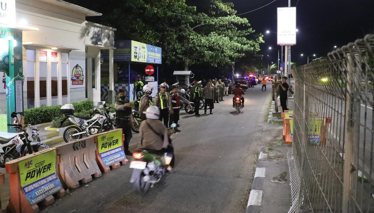 Polres Pelabuhan Tanjungperak Bersama TNI Gelar Patroli Skala Besar Pasca Pengesahan Warga Pesilat