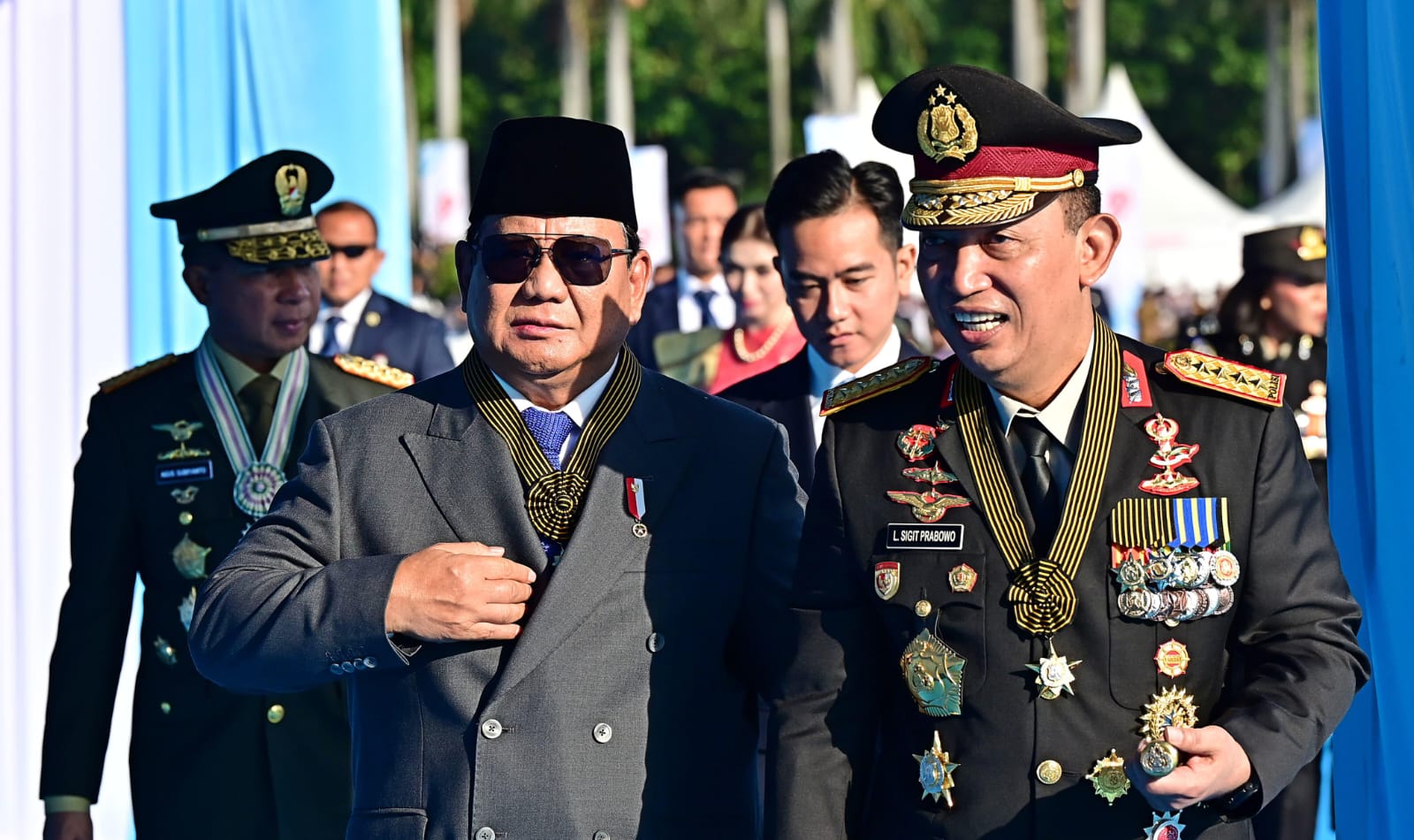 Kapolri dan Presiden Kenakan Tanda Kehormatan Bintang Bhayangkara Utama Saat Pimpin Upacara HUT Bhayangkara ke-79