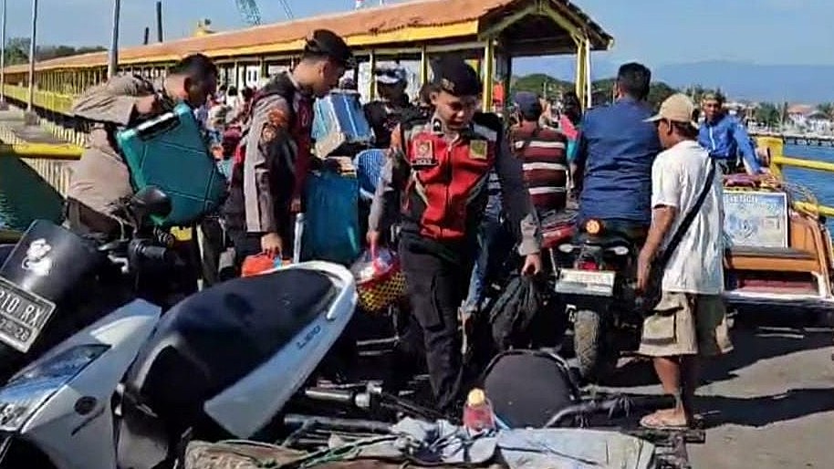 Polri Untuk Masyarakat: Polres Situbondo Patroli di Pelabuhan Jangkar Bantu Penumpang Kapal