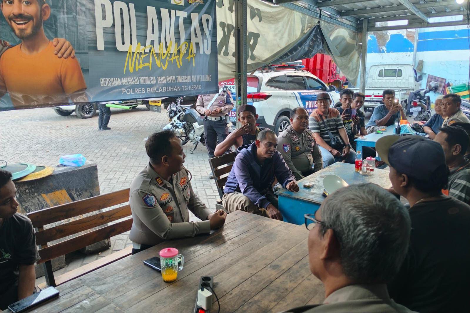 Jelang Operasi Patuh Semeru 2025 Polres Pelabuhan Tanjungperak Ngopi Bareng Para Sopir Truk Tekankan Kesadaran Kolektif