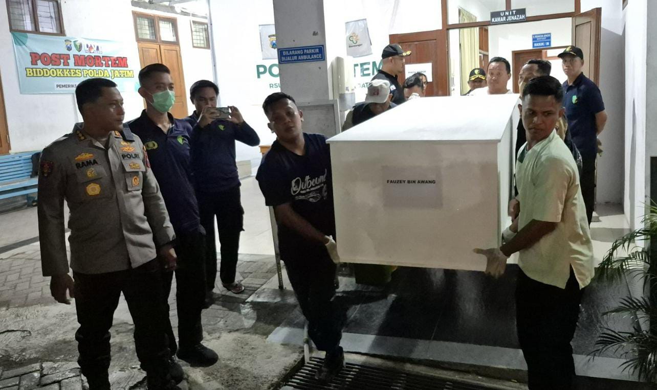 Kapolresta Banyuwangi Serahkan Korban KMP Tunu Pratama Jaya Asal Malaysia kepada Keluarga untuk Dimakamkan