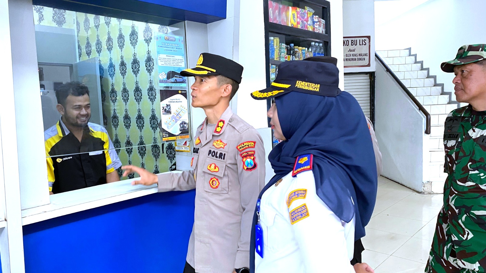 Wakapolresta Malang Kota Kunjungi Terminal Arjosari, Ajak Ngobrol Penumpang dan Pemilik Kios