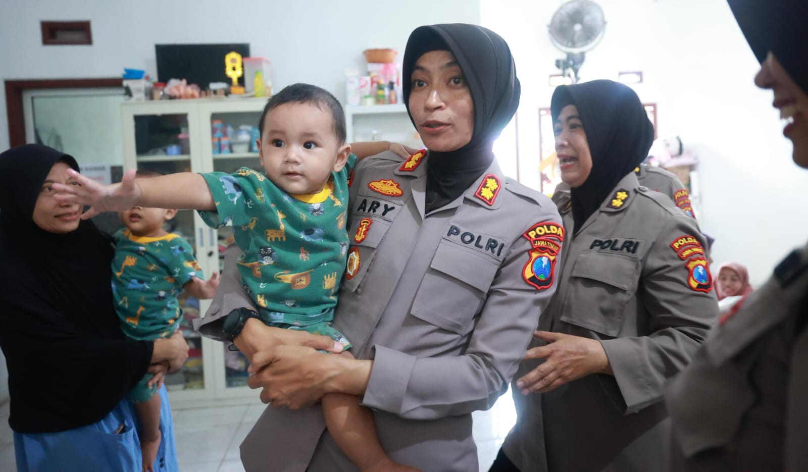 Sambut Hari Jadi Polwan ke -77 Polda Jatim Gelar Baksos di Griya Yatim