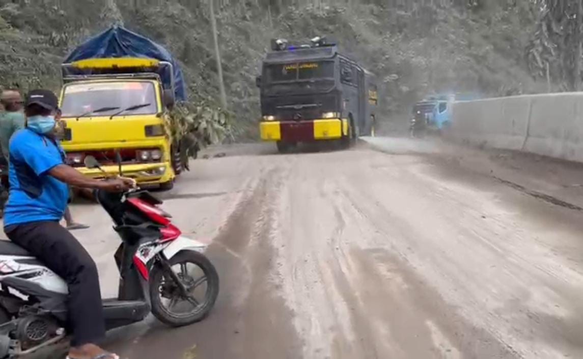 Polres Lumajang Kerahkan Mobil AWC, Bersihkan Sisa Lumpur APG Semeru di Jembatan Besuk Koboan