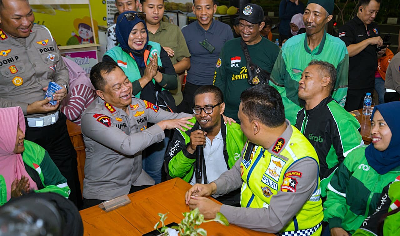 Kakorlantas Ngopi Bareng Driver Ojol Surabaya Sampaikan Pesan Kapolri