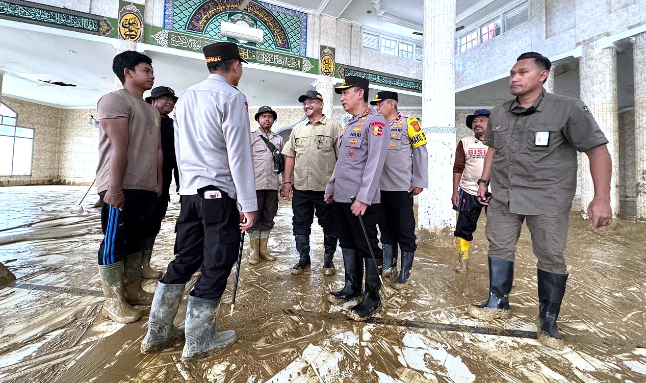 Kapolri Tinjau Pembersihan SD dan Masjid Terdampak Bencana di Aceh Tamiang