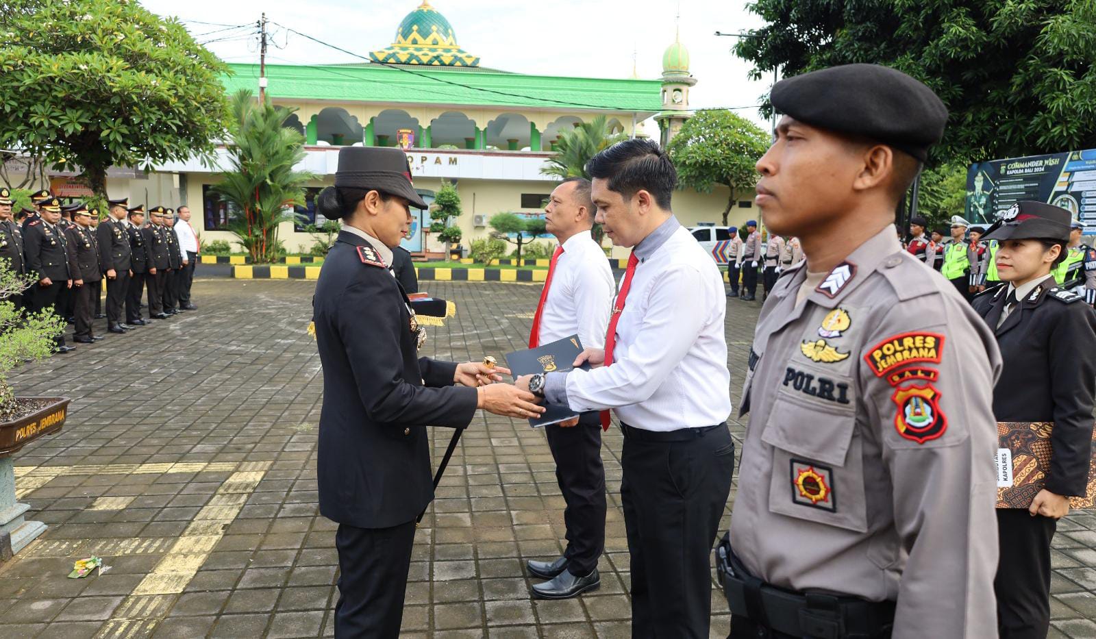 Peringati Hari Ibu ke-97, Kapolres Jembrana Beri Penghargaan Personel Berprestasi