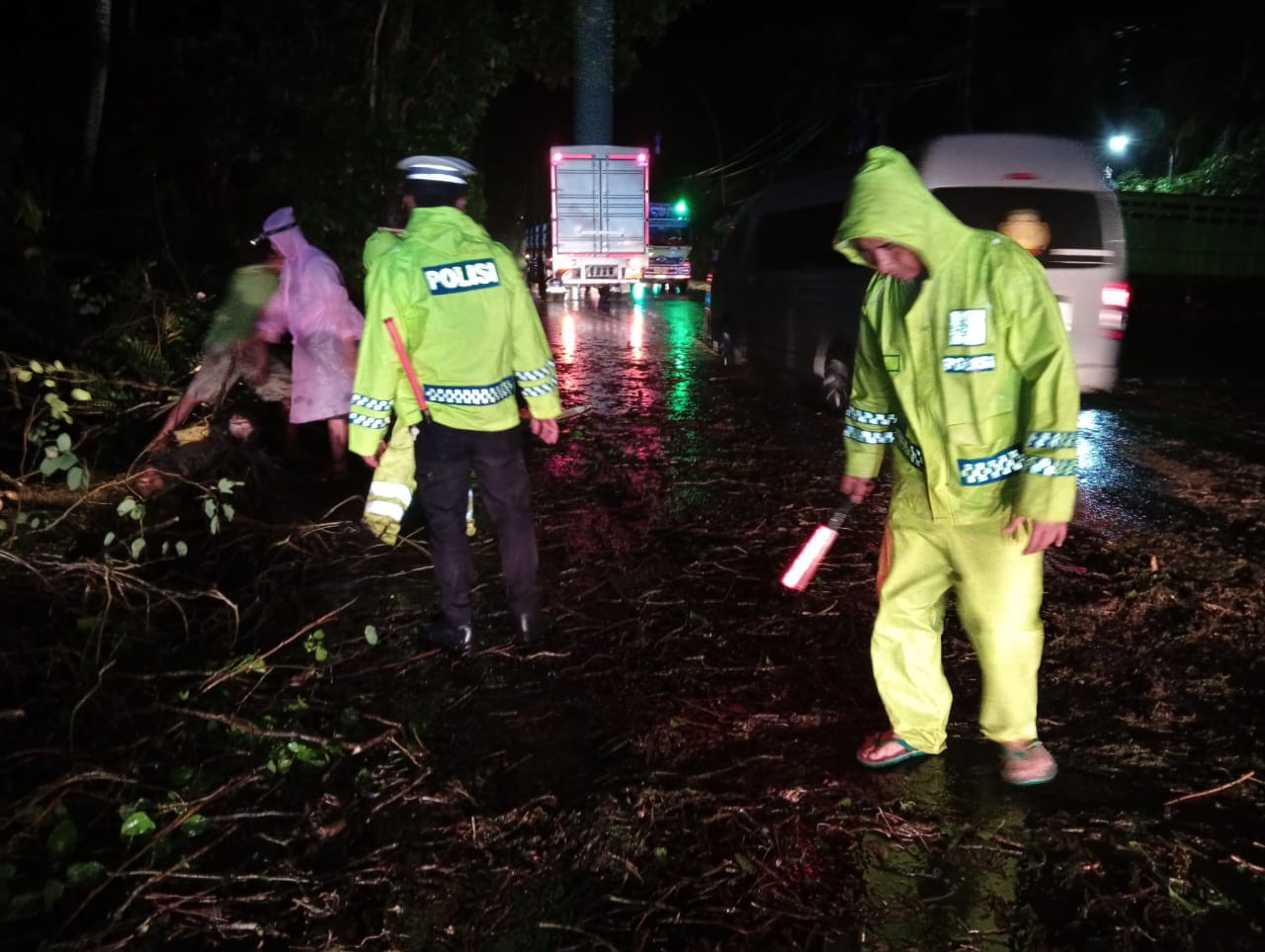 Polsek Pekutatan Gerak Cepat Tangani Pohon Tumbang di Jalur Utama Jembrana