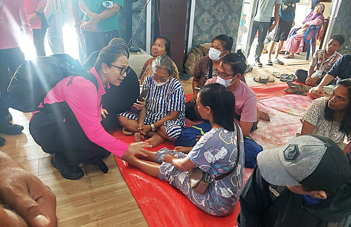 Ketum Bhayangkari Beri Bantuan hingga Hibur Anak-anak Korban Bencana di Tapanuli Tengah