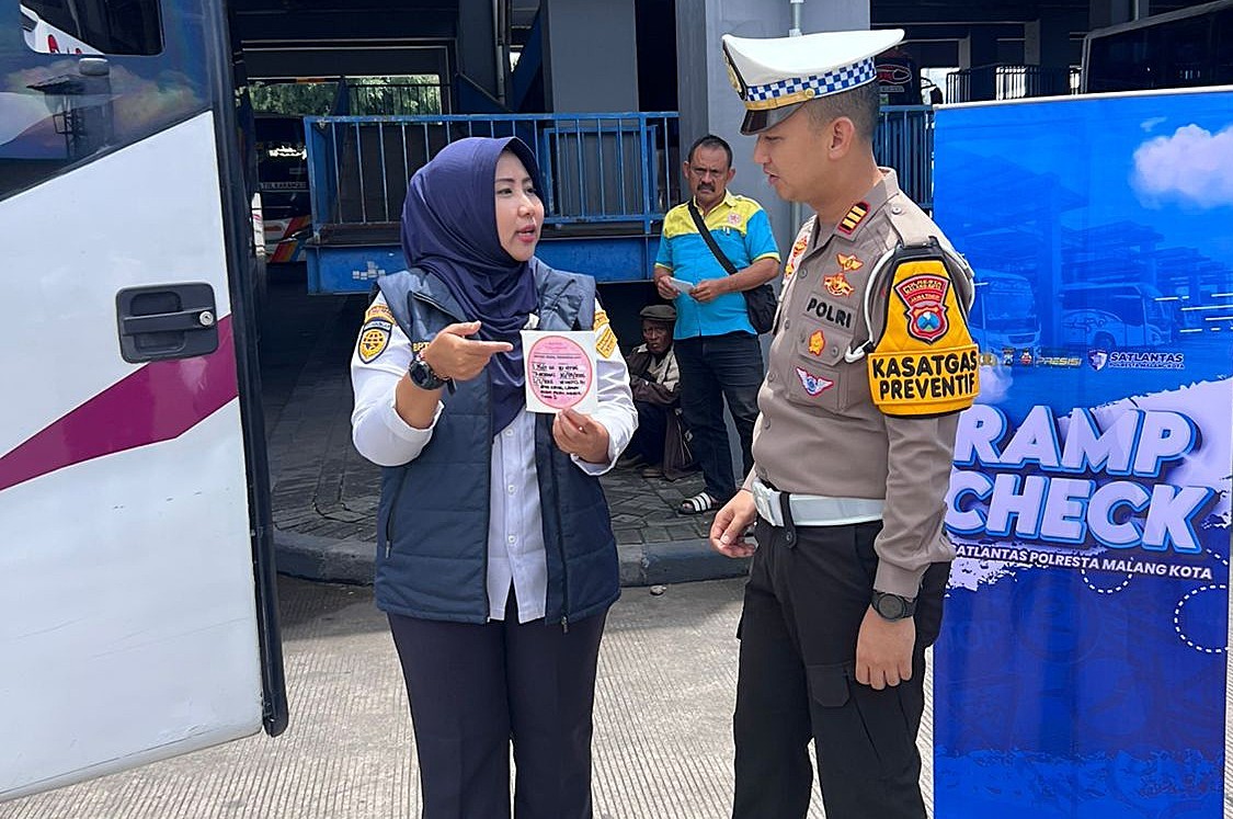 Cegah Fatalitas Korban Kecelakaan, Satlantas Polresta Malang Kota Ramp Check Bus di Terminal Arjosari dan Garasi PO