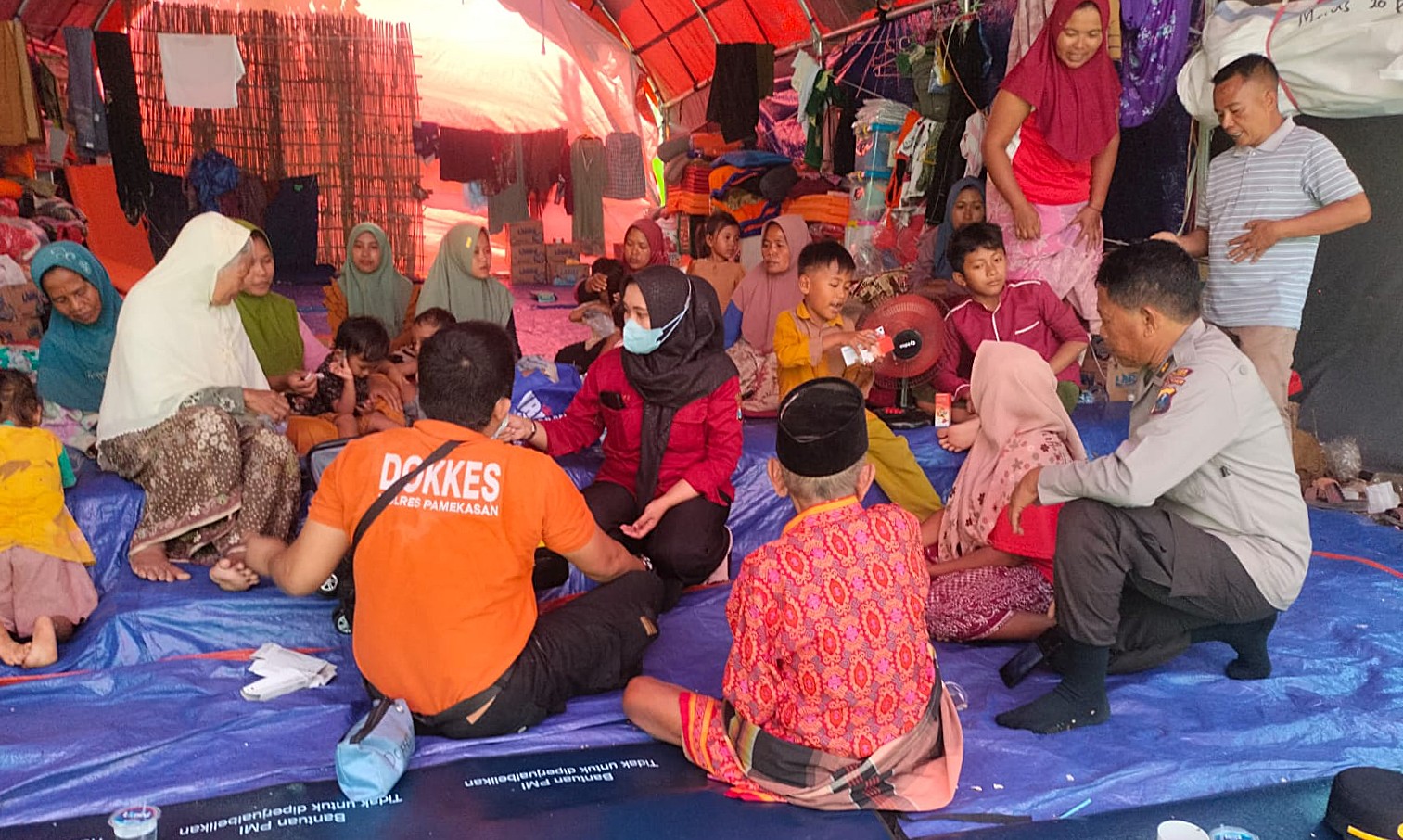 Polres Pamekasan Beri Bantuan Obat dan Layanan Kesehatan Untuk Warga Terdampak Longsor di Pasean