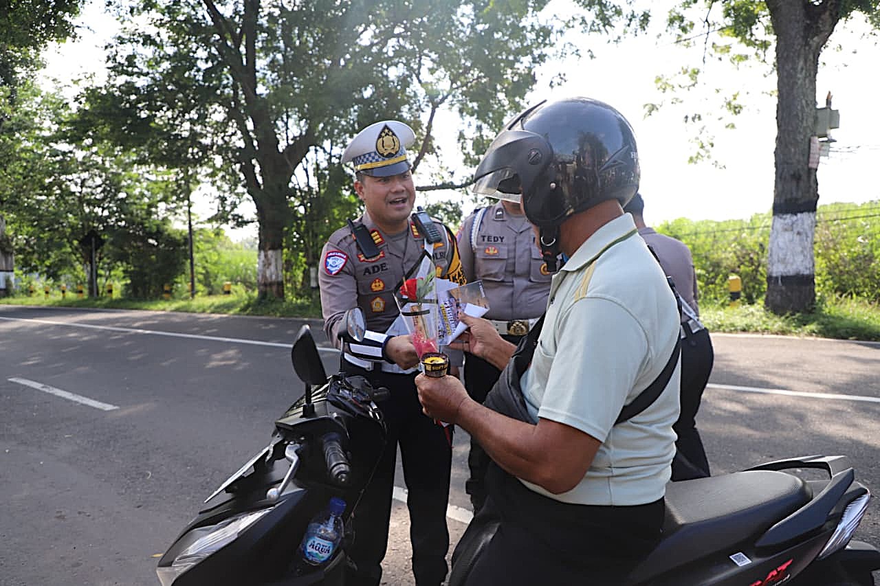Polres Magetan Berbagi Bunga dan Es Krim di Operasi Keselamatan Semeru 2026