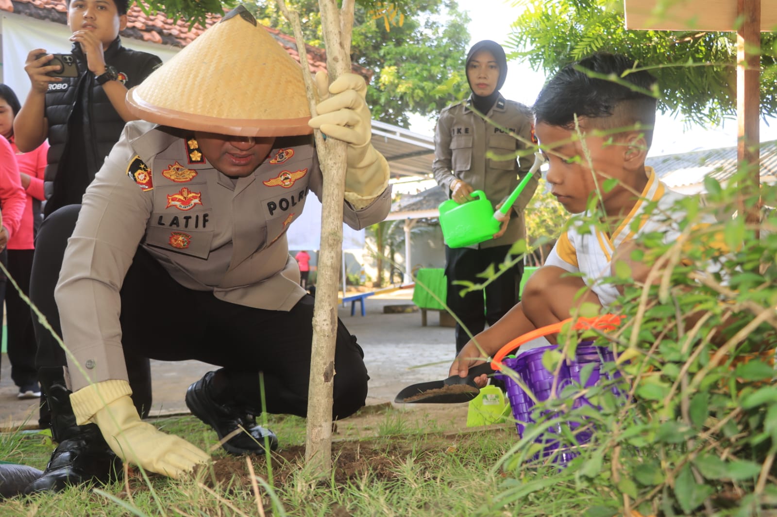 Gerakan Indonesia ASRI: Polres Probolinggo Gelar Aksi Penghijauan Pulihkan Lahan Kritis