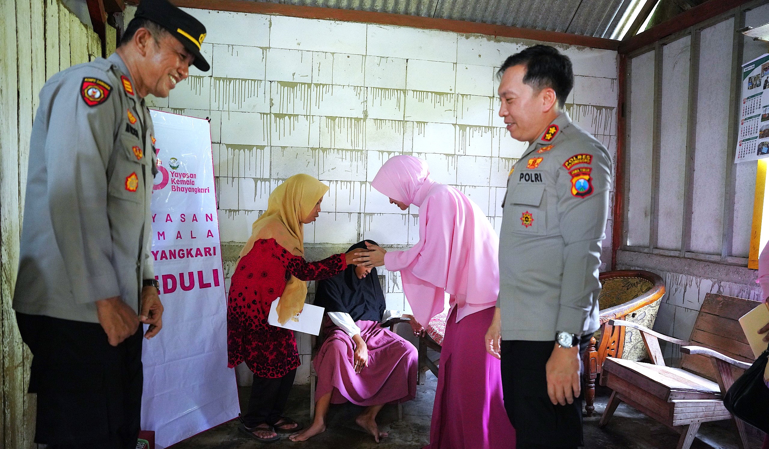 Polri Untuk Masyarakat: Kapolres Bojonegoro Beri Bantuan Anak Difabel