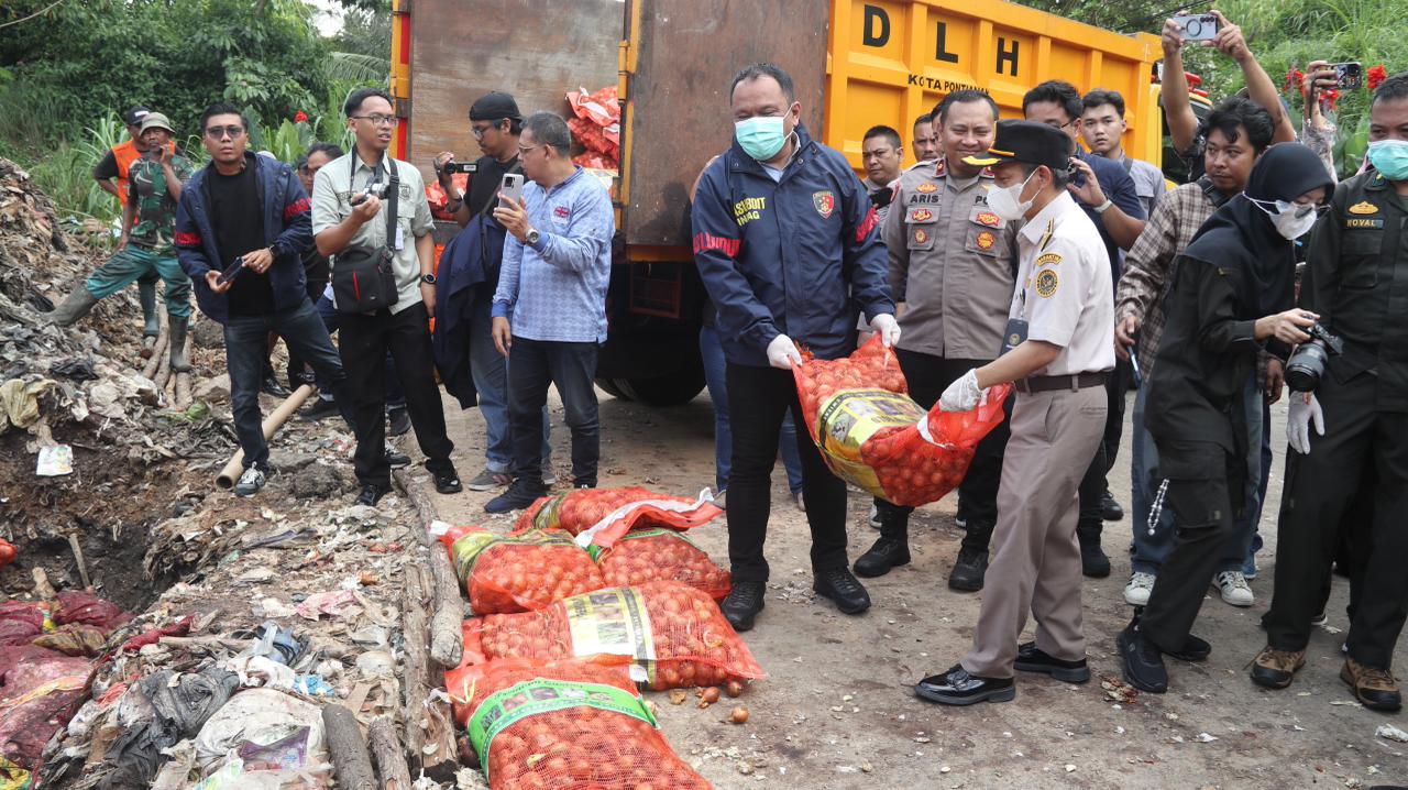 Bareskrim Polri Musnahkan Ribuan Kilogram Bawang Impor Ilegal dari Jalur Tikus Perbatasan Malaysia