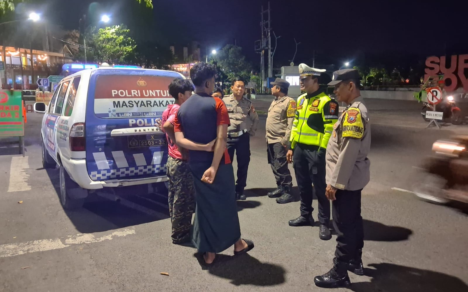 Patroli Dialogis Polres Pelabuhan Tanjungperak Imbau Warga di Pesisir Surabaya Antisipasi Banjir Rob