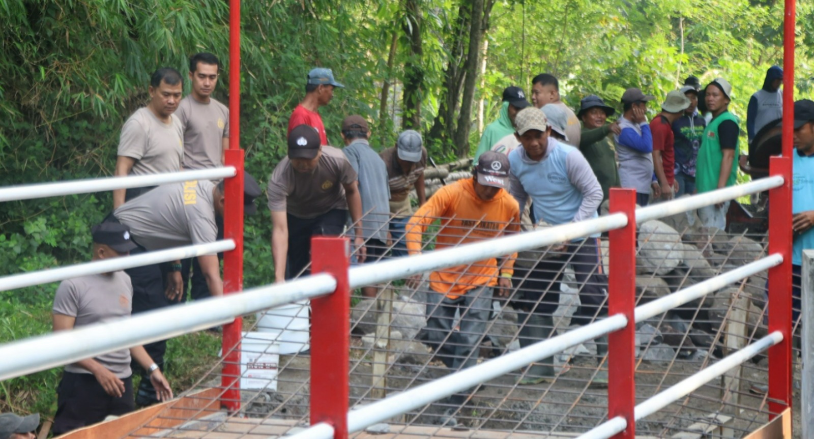 Polres Blitar Kota bersama Warga Bangun Jembatan Merah Putih Presisi Penggerak Ekonomi Desa