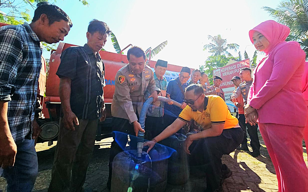 Hari Bhayangkara ke-80, Polres Probolinggo Salurkan Bantuan Alat Pertanian dan Droping 10 Ribu Liter Air Bersih di Banyuanyar