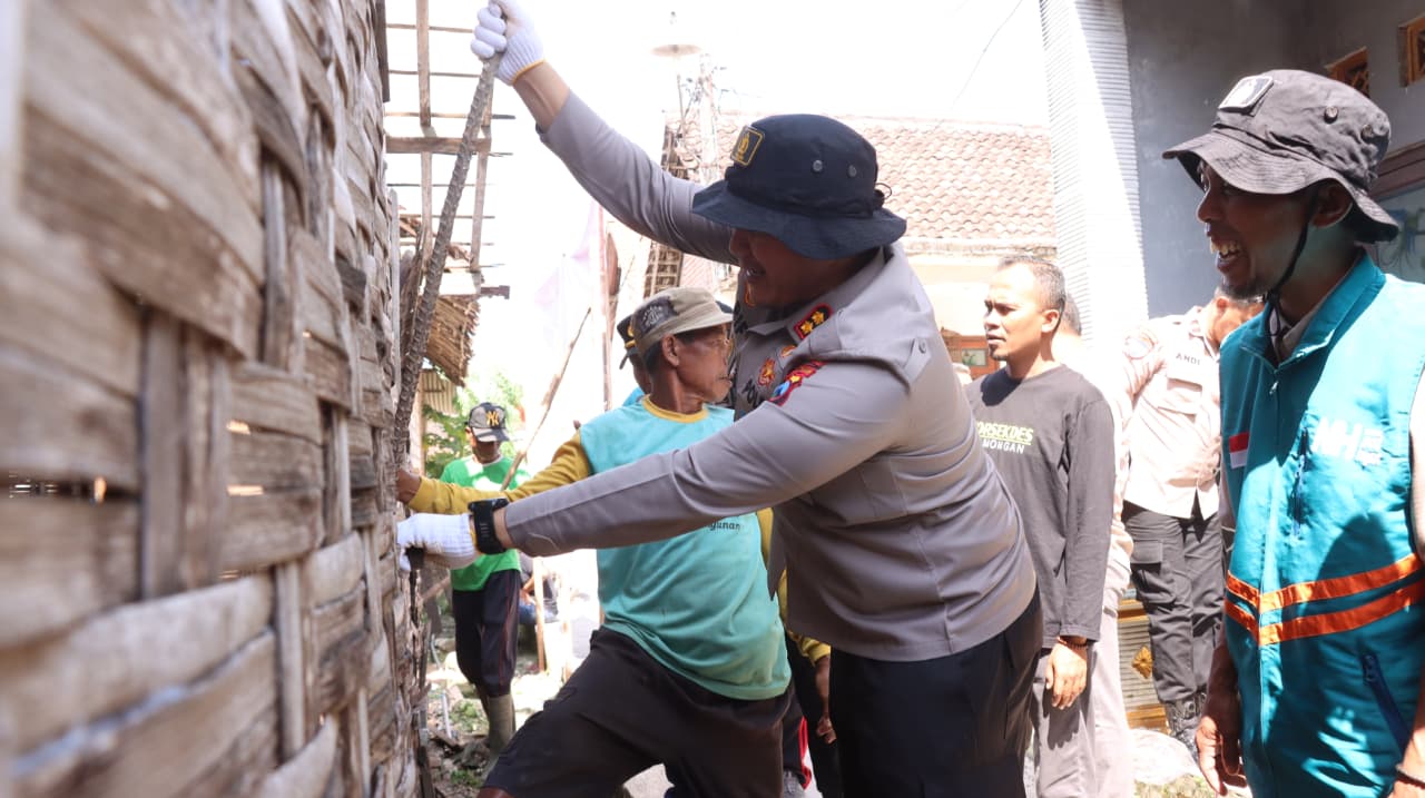 Sambut Hari Bhayangkara ke-80, Polres Lamongan Bedah Rumah Warga Tak Layak Huni dan Salurkan Bansos