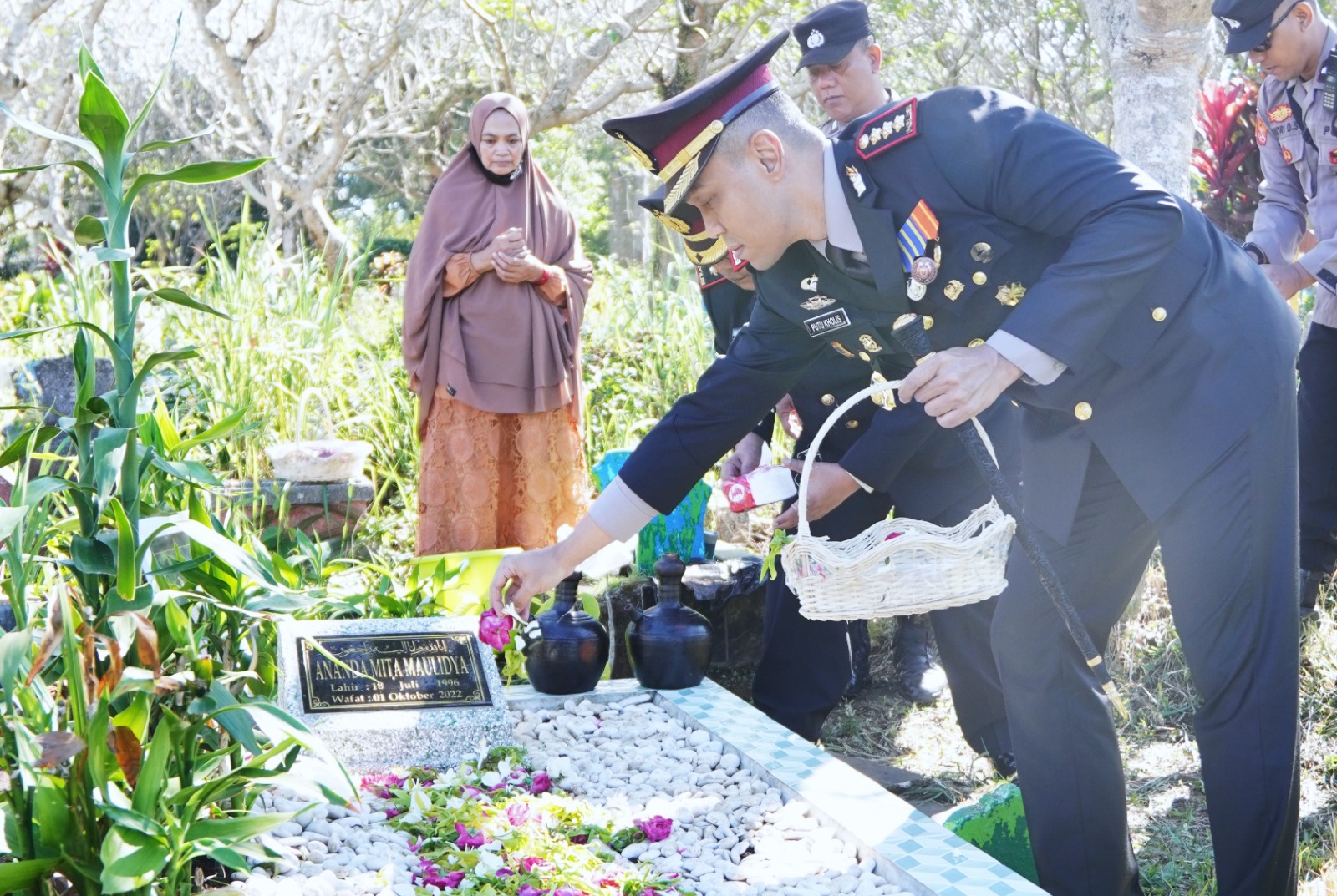 Kapolresta Malang Kota Pimpin Upacara Hari Bhayangkara ke-80, Lanjut Ziarah ke Makam Korban Tragedi Kanjuruhan