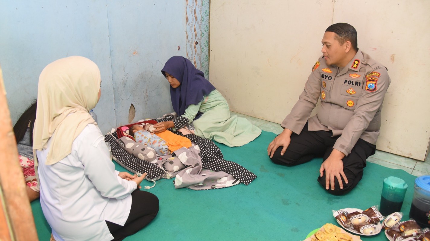 Empati Tanpa Batas, Polres Bondowoso Bantu Keluarga Bayi Kembar yang Kehilangan Ibu