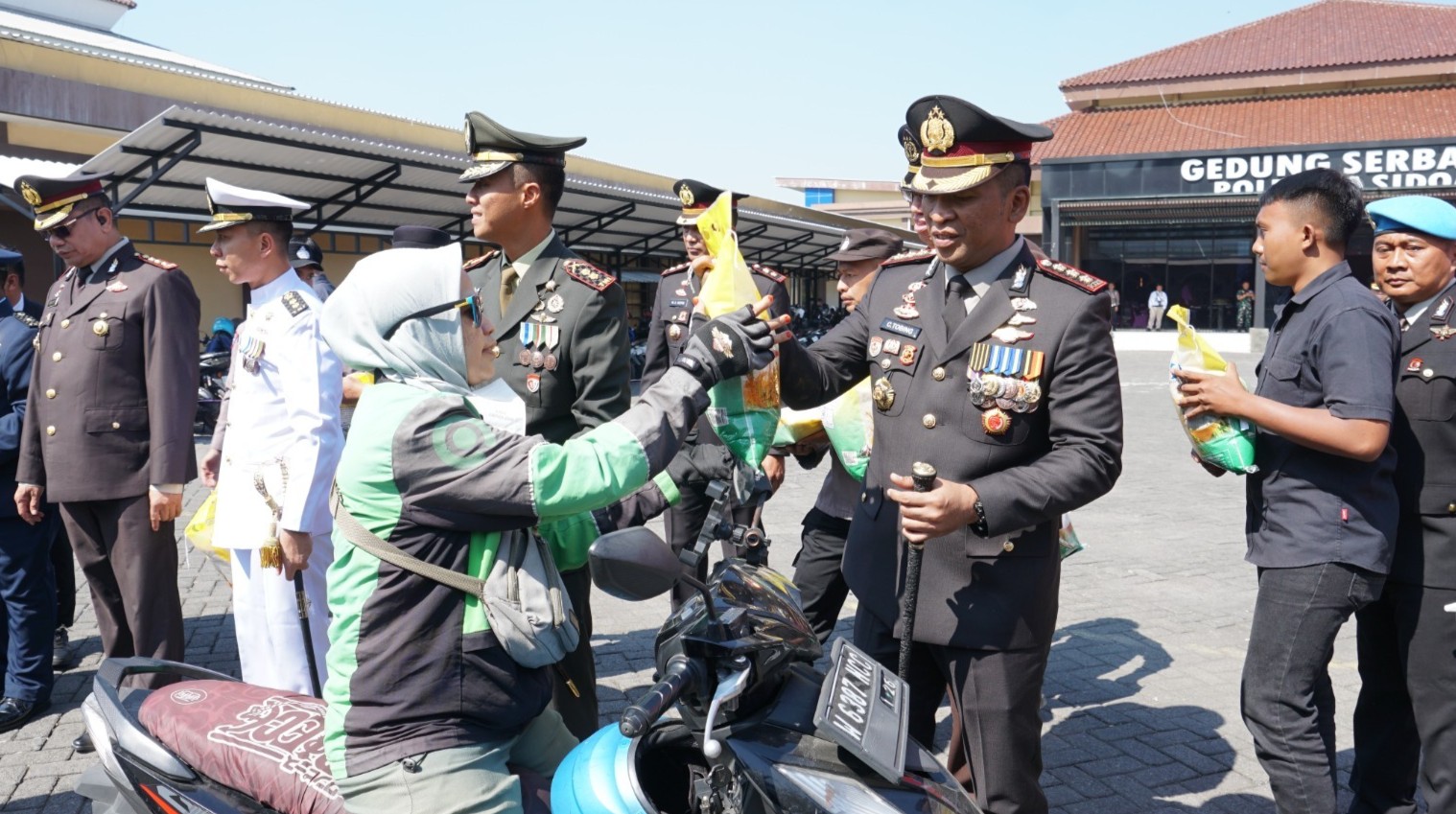 Hari Bhayangkara Ke-80, Polresta Sidoarjo Salurkan Bantuan 3 ton Beras untuk Masyarakat