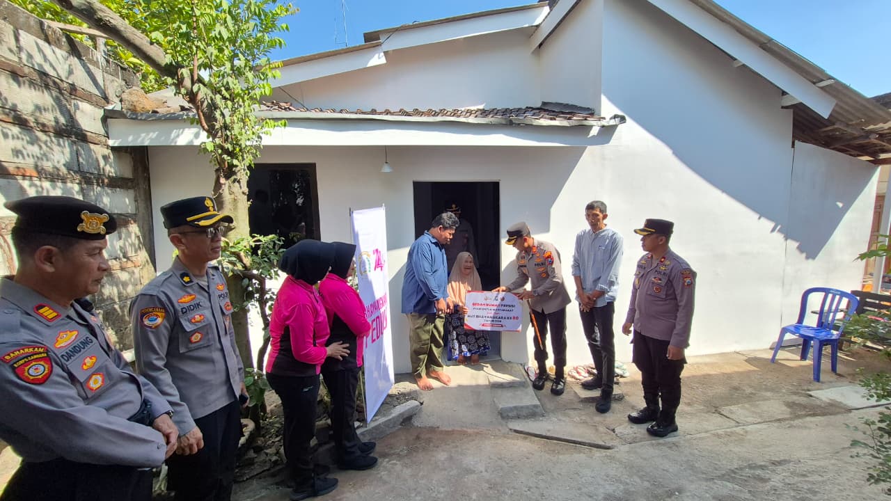 Hari Bhayangkara ke-80 Polres Ngawi Bedah Dua Rumah Jadi Layak Huni, Hadirkan Senyum dan Harapan Warga