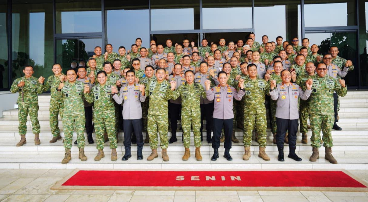 Kapolri Perkuat Soliditas TNI-Polri Lewat Silaturahmi dengan Panglima TNI di Mabes TNI