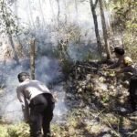 Personel Polsek Sine Polres Ngawi bergerak cepat menangani kebakaran lahan yang terjadi di kawasan Bukit Gogor, Dusun Plosokerep, Desa Kuniran, Kecamatan Sine, Kabupaten Ngawi