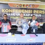Polisi juga meluruskan informasi, bahwa pelaku berjumlah dua orang dan sempat terlibat duel dengan petugas keamanan Bank BRI.