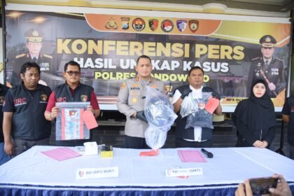 Polisi juga meluruskan informasi, bahwa pelaku berjumlah dua orang dan sempat terlibat duel dengan petugas keamanan Bank BRI.