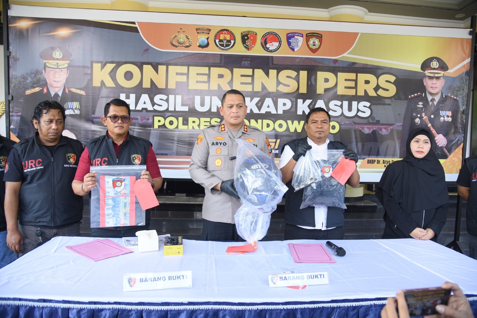 Polisi juga meluruskan informasi, bahwa pelaku berjumlah dua orang dan sempat terlibat duel dengan petugas keamanan Bank BRI.