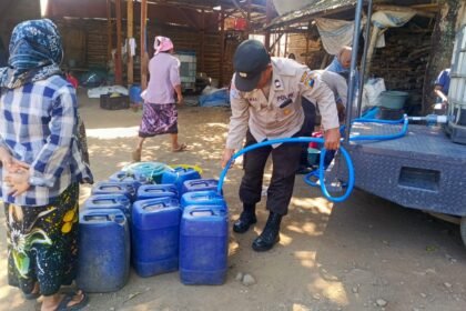 Polres Pasuruan Sulap Mobil Patroli Jadi Pengangkut Air Bersih untuk Warga Terdampak Kekeringan