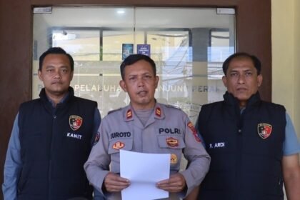 Tersangka mendekati korban yang hendak menyeberang dan mendadak meremas bagian sensitif korban