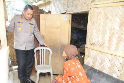 Polri Peduli, Polres Bondowoso Santuni Nenek Sebatangkara