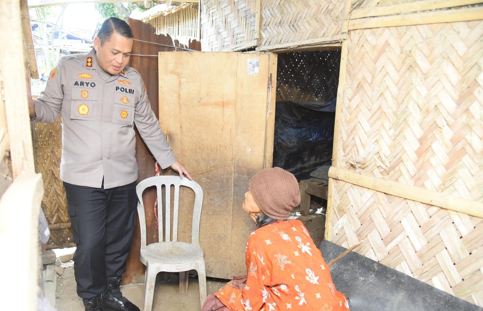 Polri Peduli, Polres Bondowoso Santuni Nenek Sebatangkara