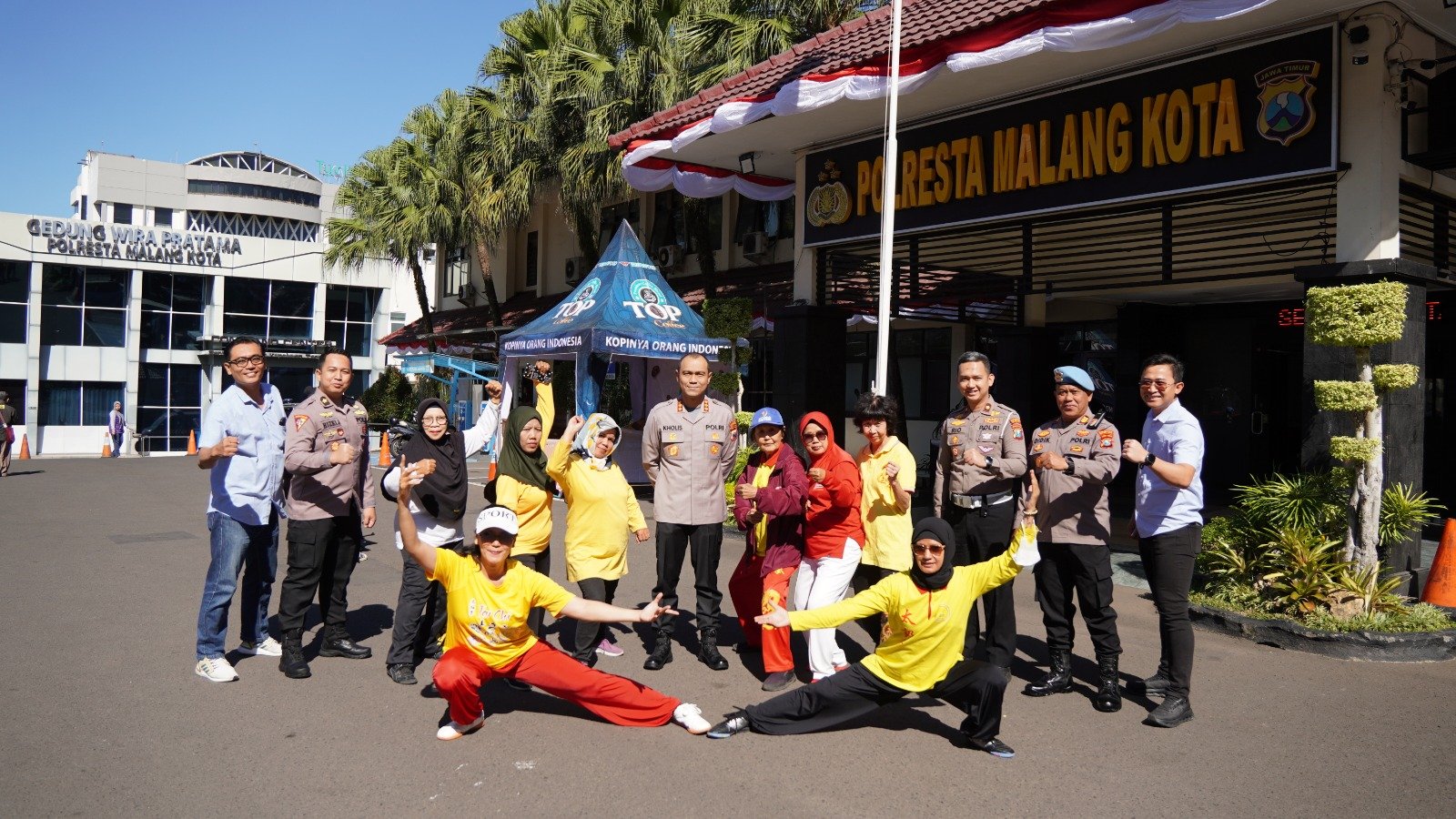 Polresta Malang Kota Bagikan 600 Porsi Makan Gratis, Warga Antusias dan Manfaatkan Layanan Cek Kesehatan Gratis